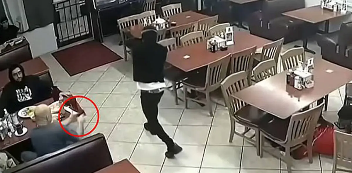 ببینید ۱۸+| لحظه کشته شدن سارق توسط مشتری رستوران
