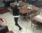 ببینید ۱۸+| لحظه کشته شدن سارق توسط مشتری رستوران