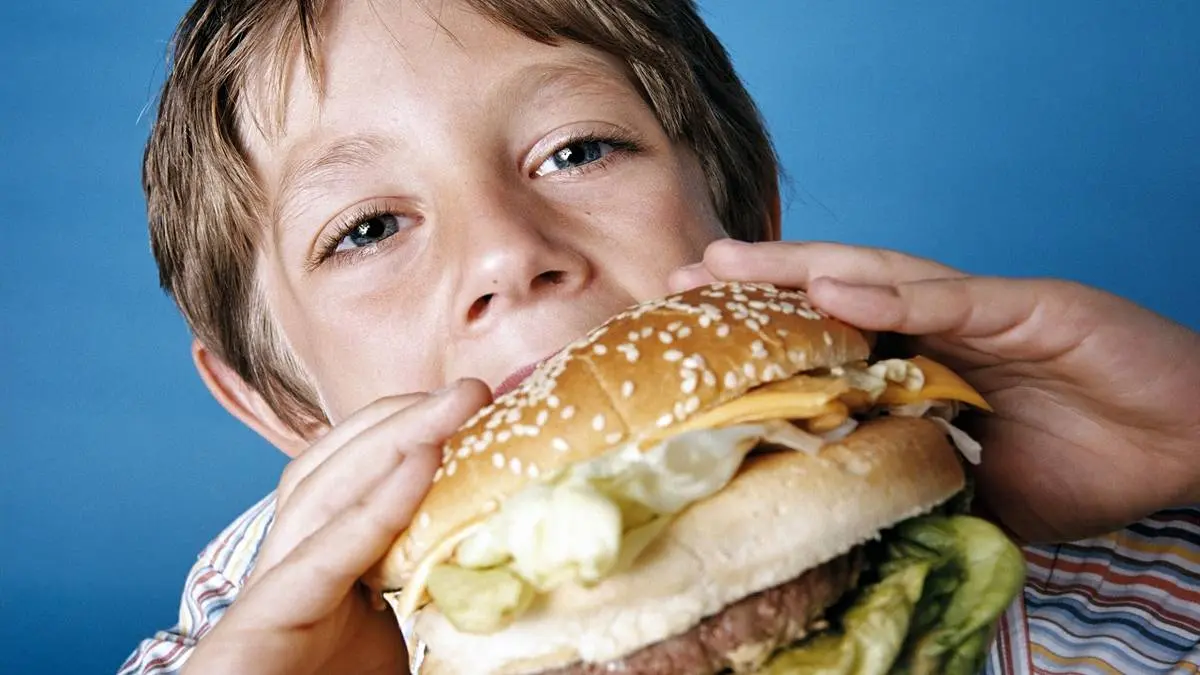 ۷ خوراکی که هرگز نباید کودکان مصرف کنند + عکس 