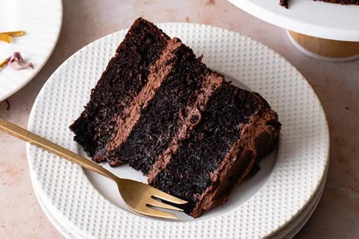 طرز تهیه کیک شکلاتی خیس بدون فر در مراحل ساده