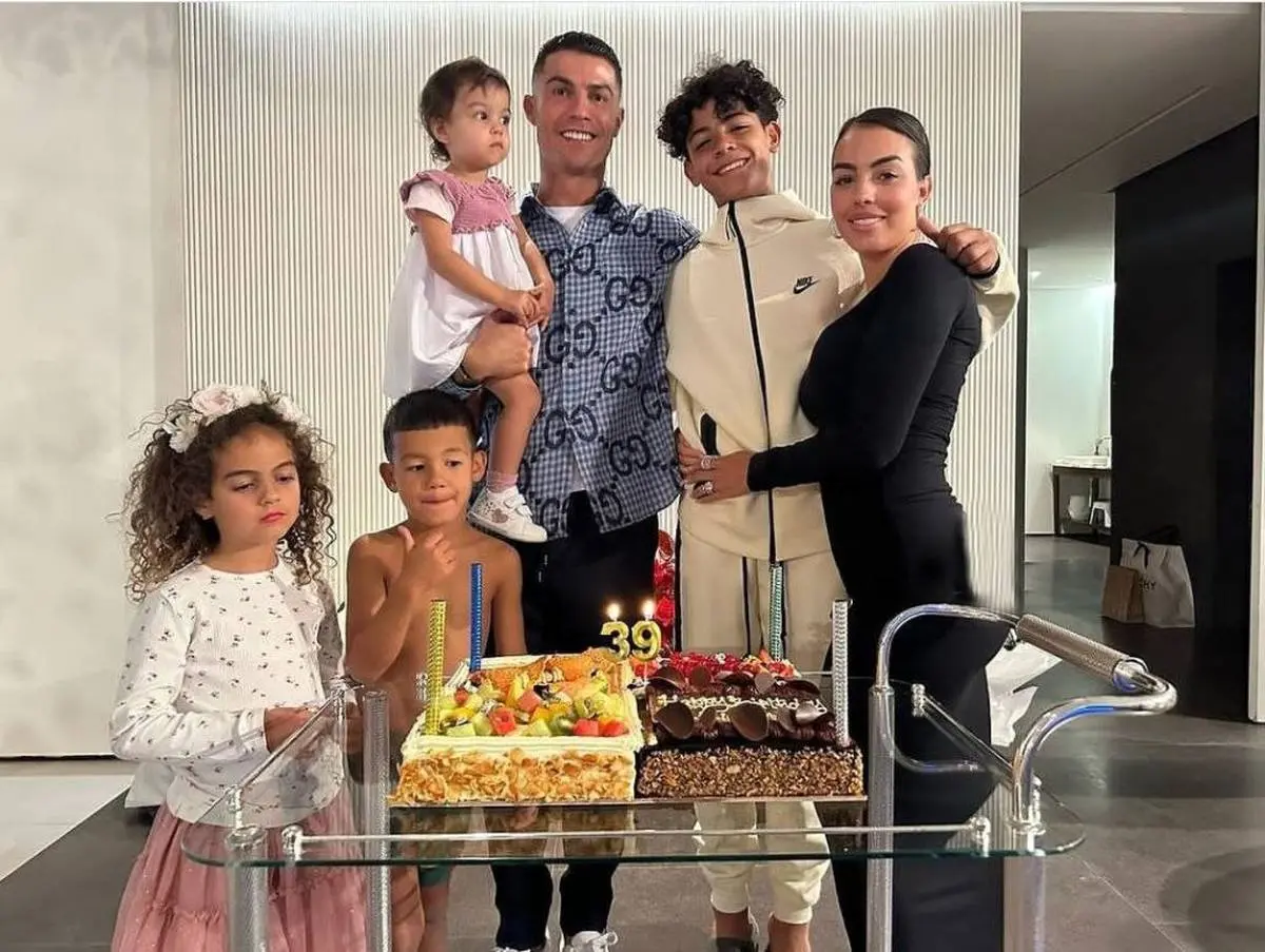 تولد ساده اما جذاب کریستیانو رونالدو با خانواده| رونالدو برای روز تولدش چه نوشت؟