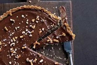 ویدیو / طرز تهیه تارت شکلاتی یخچالی با طعمی ویژه