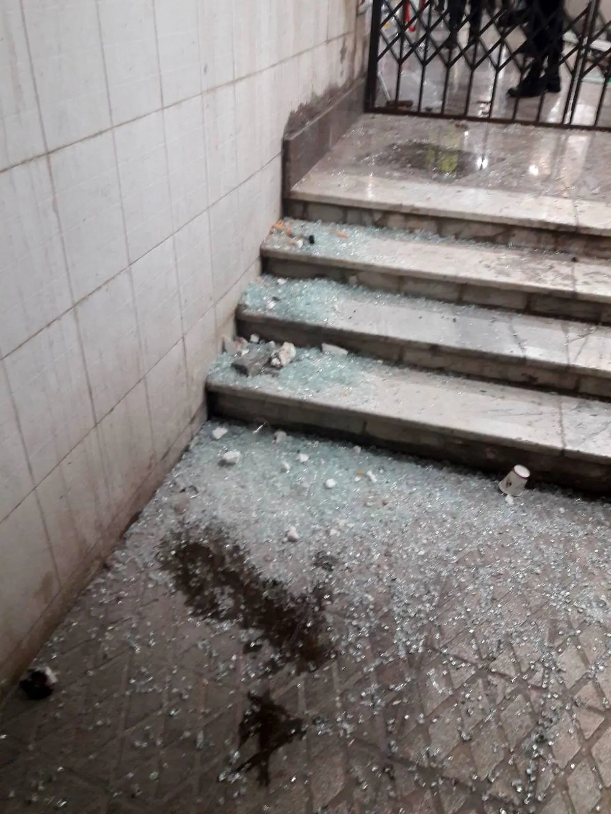 هواداران سپاهان شیشه های ورزشگاه آزادی را شکستند + عکس