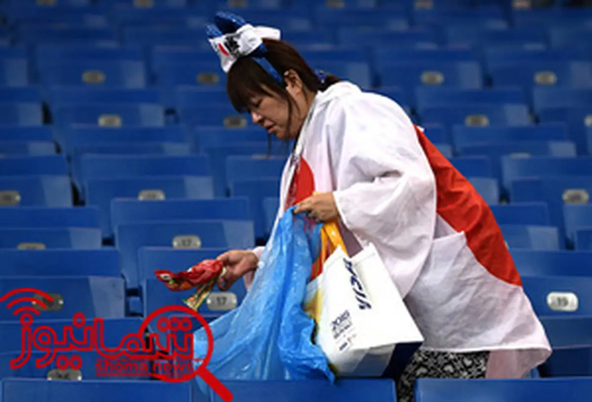 ژاپنی ها و تمیز کردن ورزشگاه با چشمانی اشکبار (عکس)