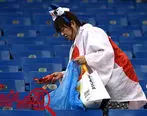 ژاپنی ها و تمیز کردن ورزشگاه با چشمانی اشکبار (عکس)