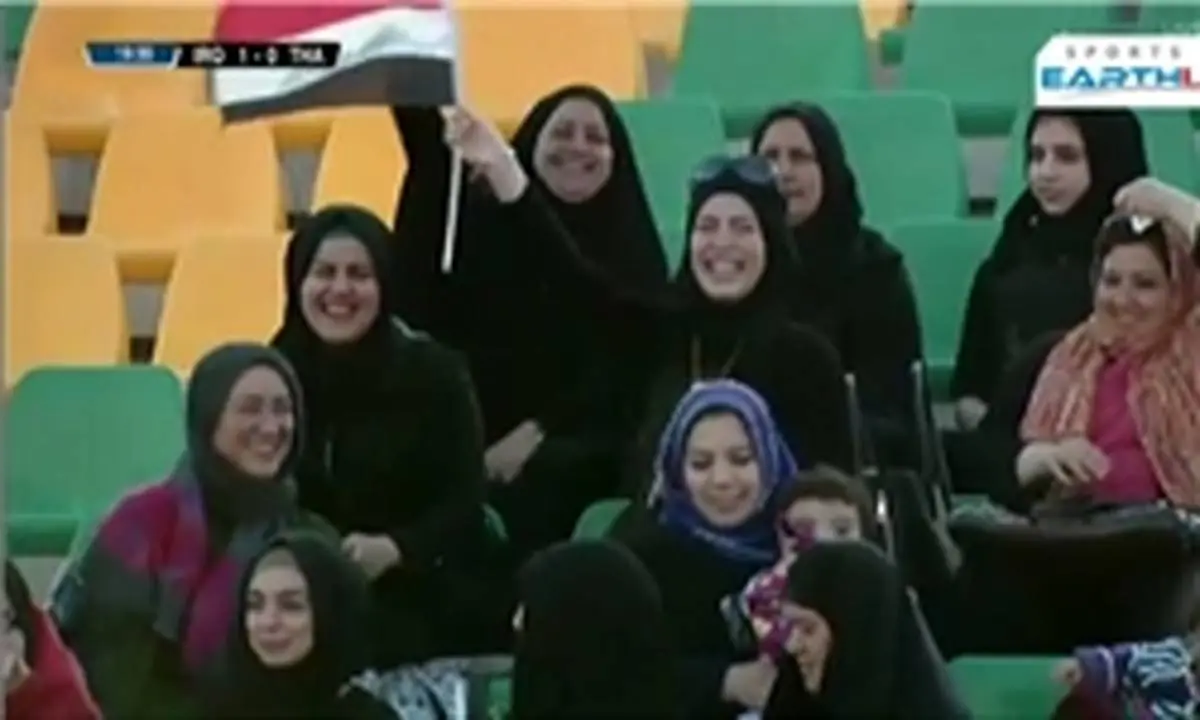 زنان تماشاگران دیدار فوتبال در ایران + عکس