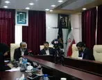 غول سیمانی پشت اتاق شیشه ای
