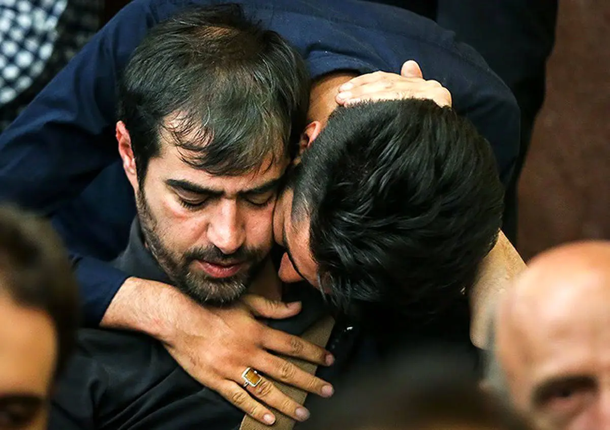 عضو خانواده شهاب حسینی دار فانی را وداع گفت | ضجه زدن آقای بازیگر در مراسم خاکسپاری اشک همه را در آورد