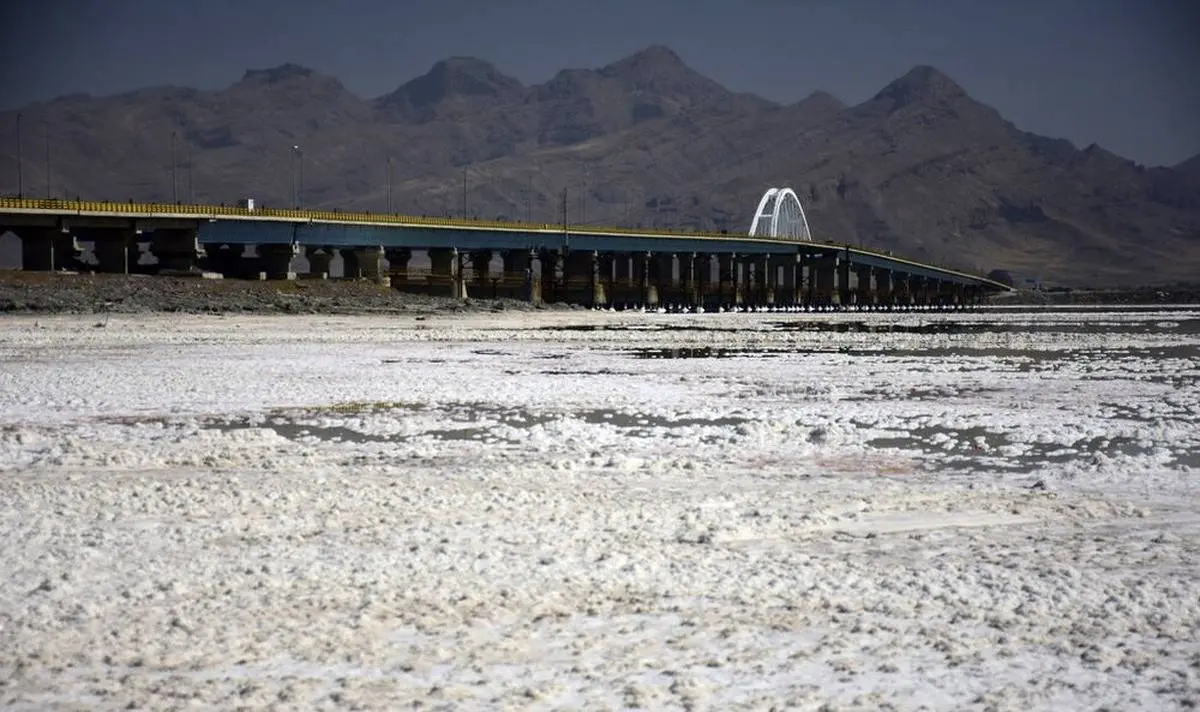 (ویدئو) خداحافظی دریاچه ارومیه با آب؛ مالچ پاشی آغاز شد

