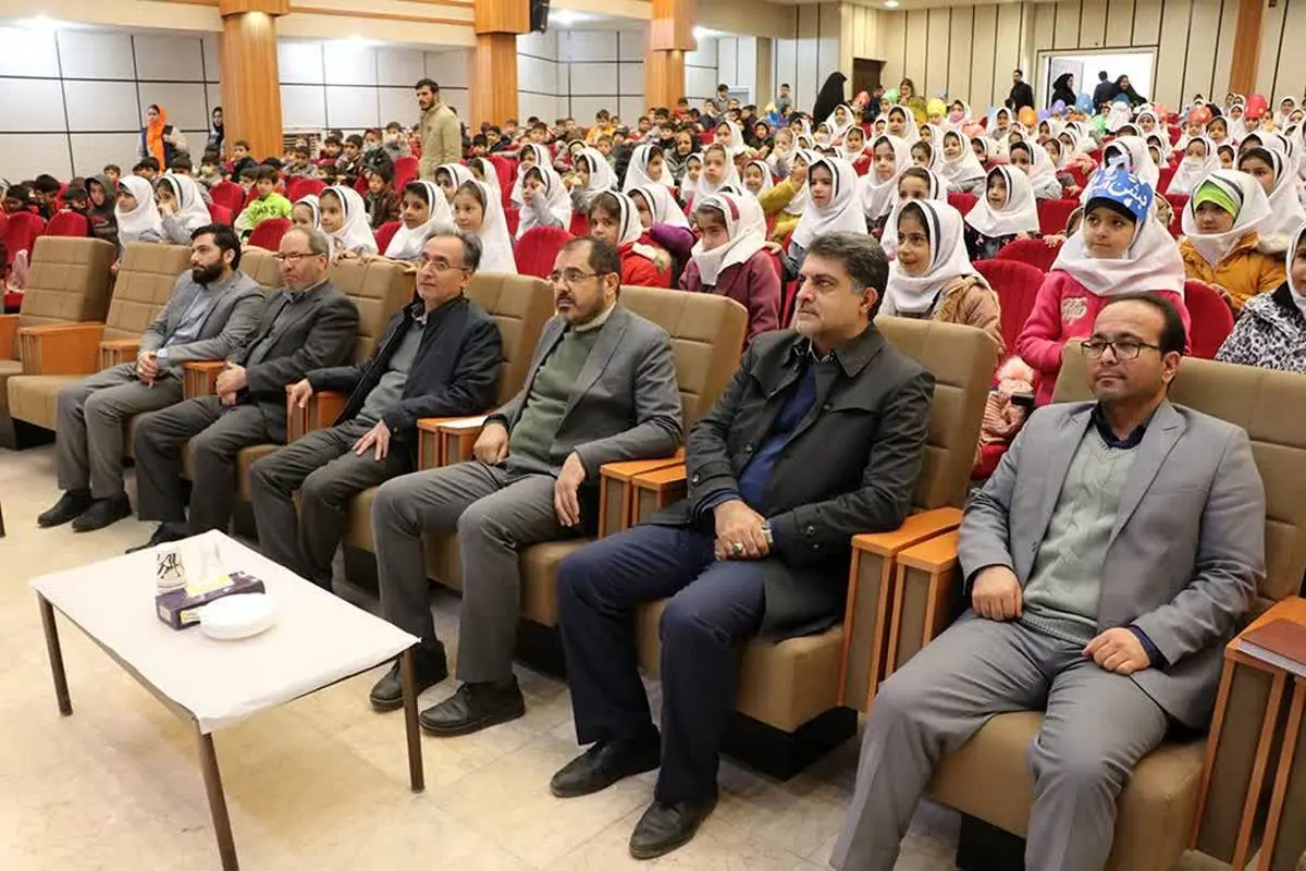 ​پانزدهمین جشنواره فراگیری نخستین واژه برای کلاس اولی‌های شهر همدان برگزار شد.

