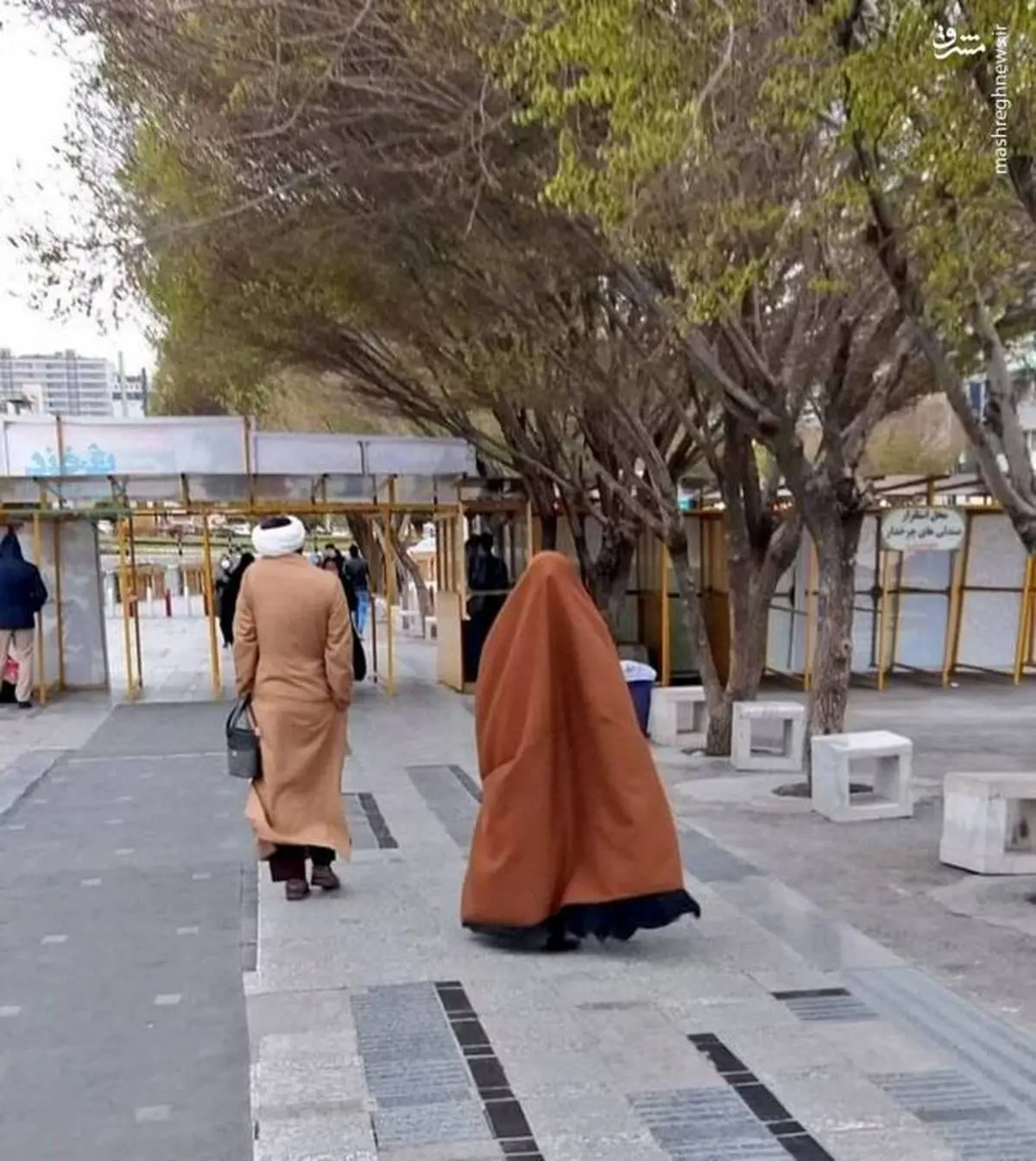 عاشقانه یک روحانی برای همسرش در خیابان های مشهد + عکس