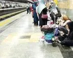 دستفروشی در مترو؛ بازاری بزرگ زیر پوست شهر | چرا زنان دست‌فروشی در مترو را انتخاب می‌کنند؟