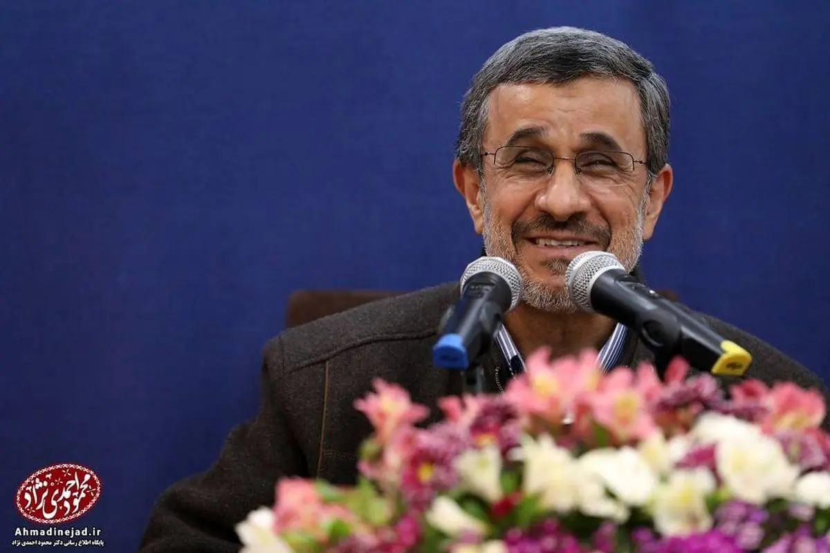 ژست متفاوت محمود احمدی نژاد در هواپیما + عکس