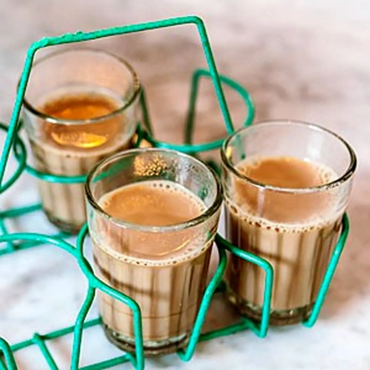 طرز تهیه چای هندی خوشمزه و پر خاصیت با زنجبیل و شیر به روش اصلی