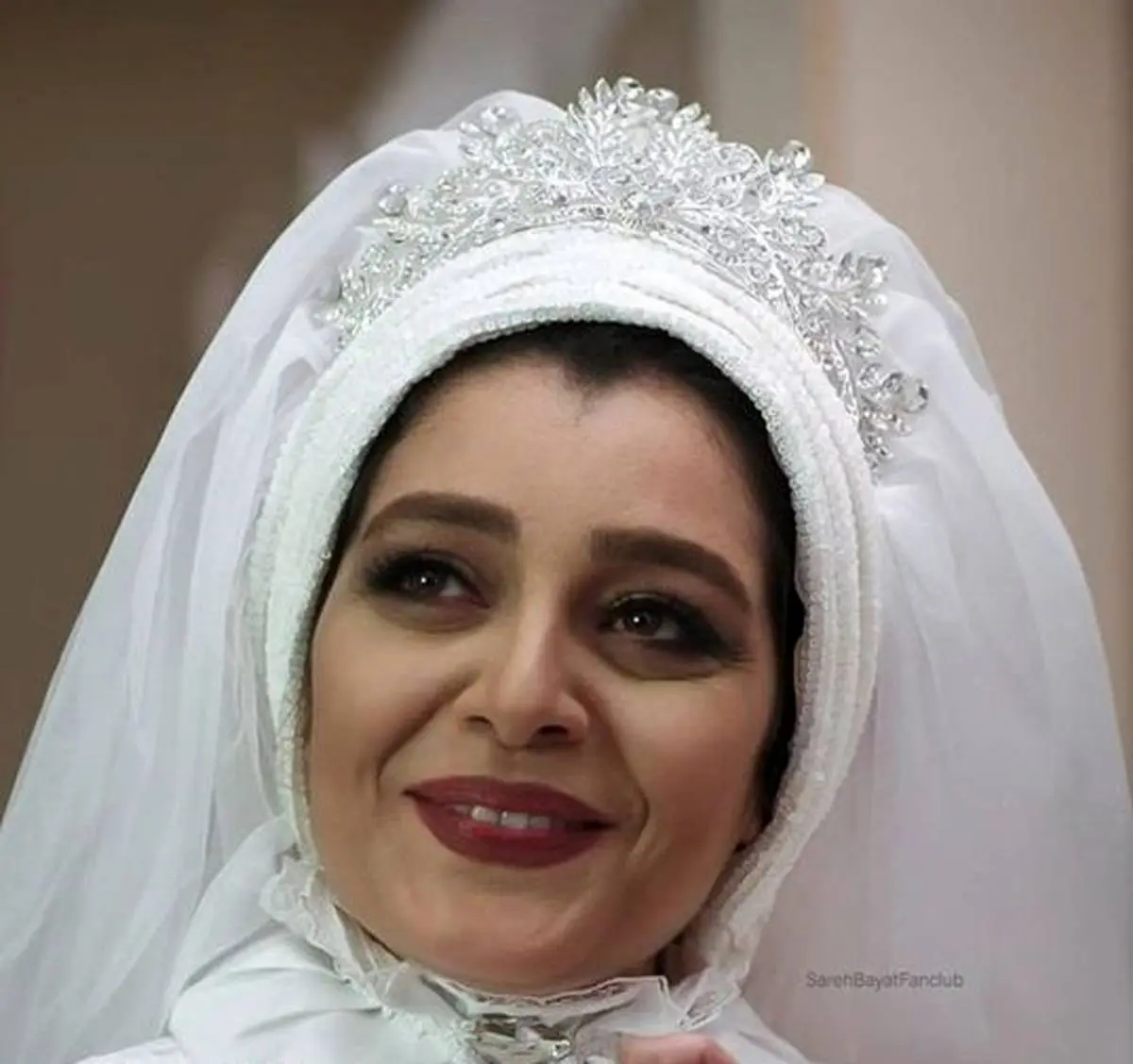 لباس عروس جواهردوزی شده ساره بیات کولاک کرد | ساره بیات در 43 سالگی لباس عروس پوشید