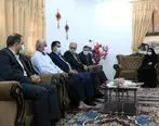 جمعی از مشاوران و مدیران سازمان منطقه آزاد قشم با خانواده شهید حسین تارک دیدارکردند