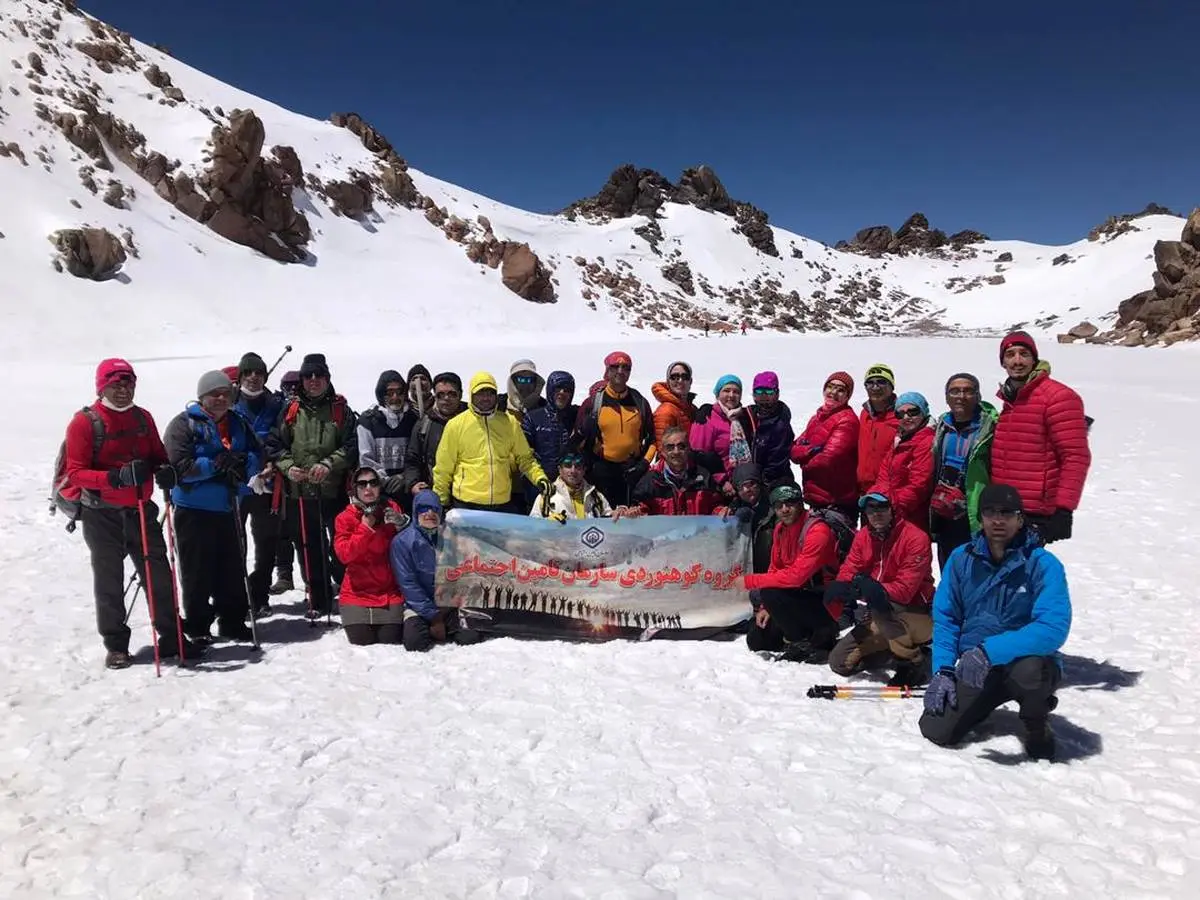 صعود تیم کوهنوردی سازمان تامین اجتماعی به سومین قله بلند ایران