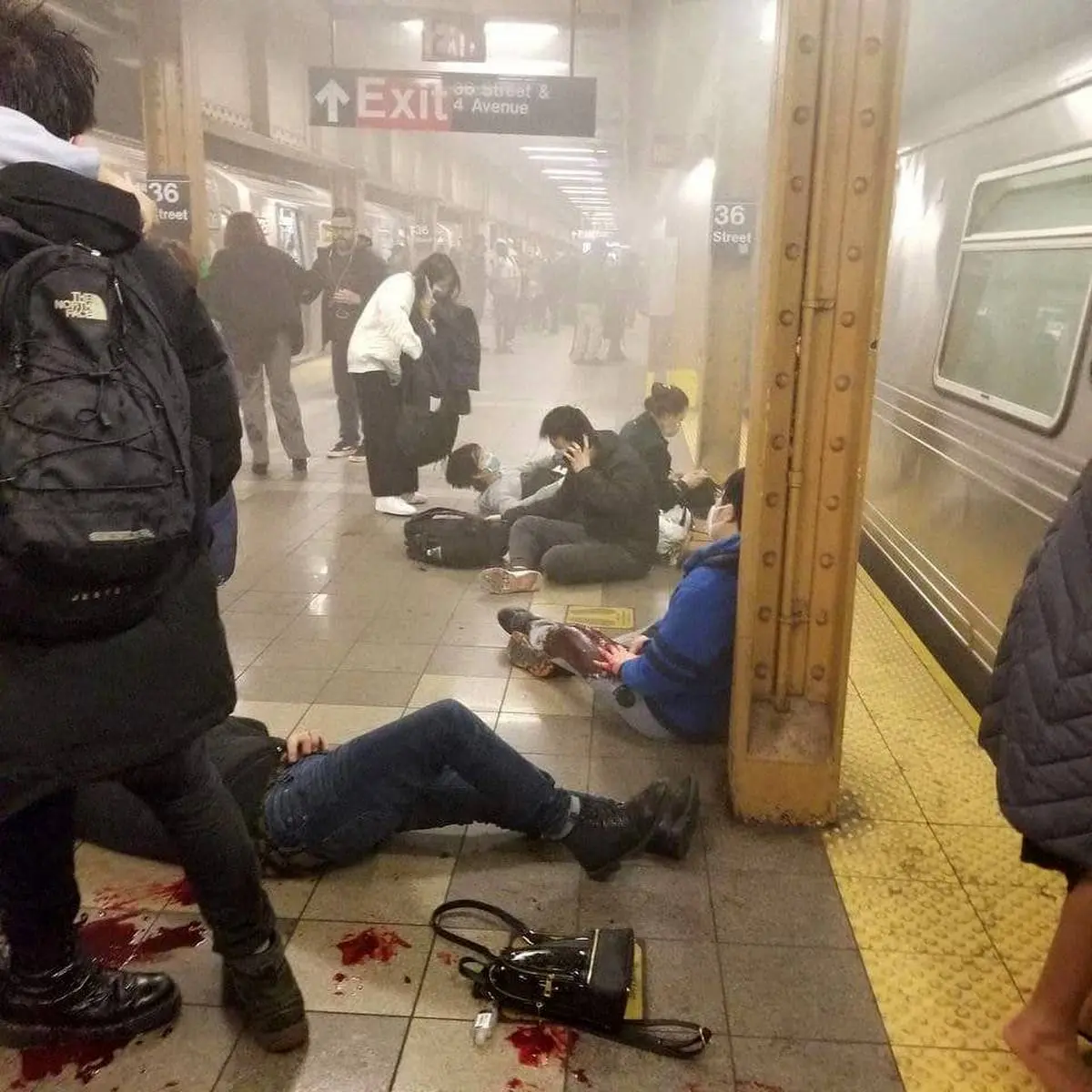 تیراندازی و آتش‌سوزی در متروی نیویورک | آمار کشته ها و مصدومین