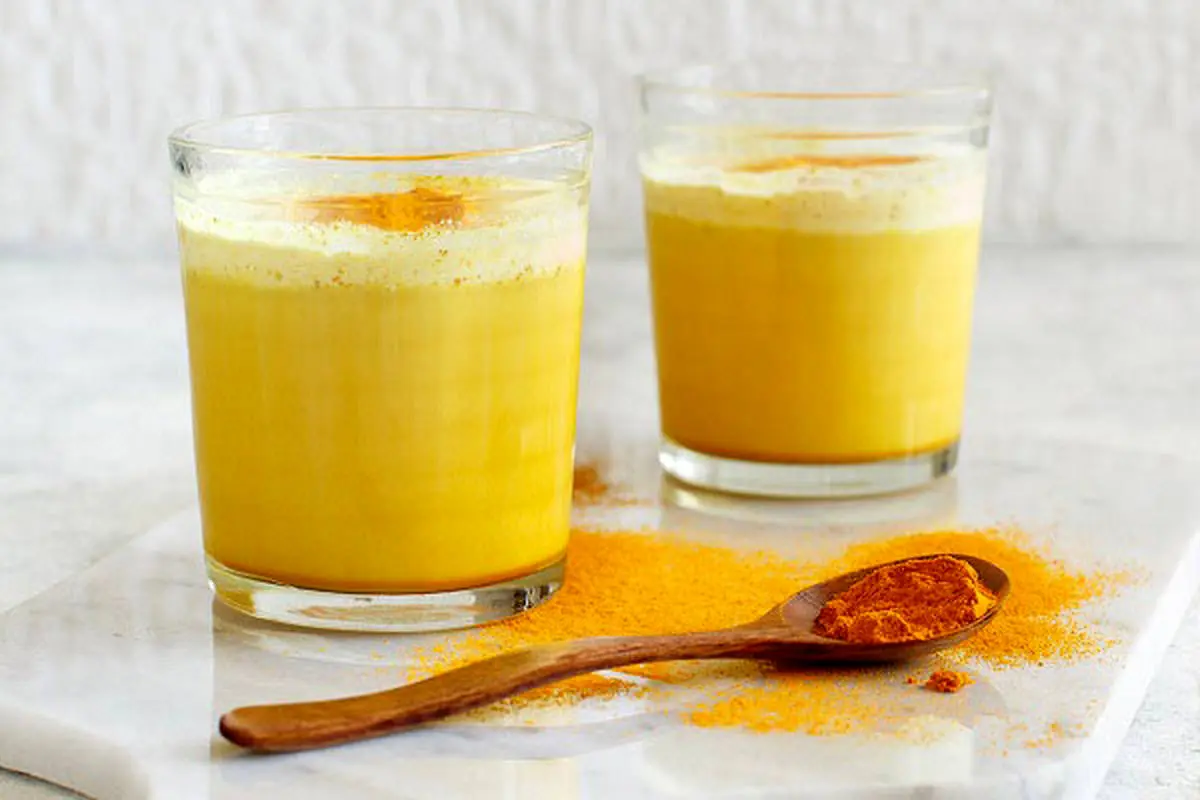 طرز تهیه شیر زردچوبه هندی نوشیدنی معجزه آسای خانگی برای سرما خوردگی