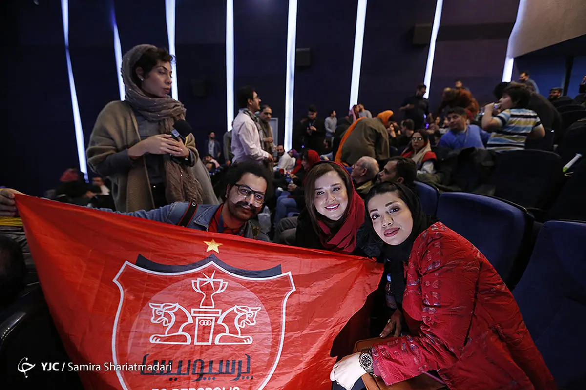 مهراوه شریفی نیا در حال تماشای دربی در جشنواره + عکس