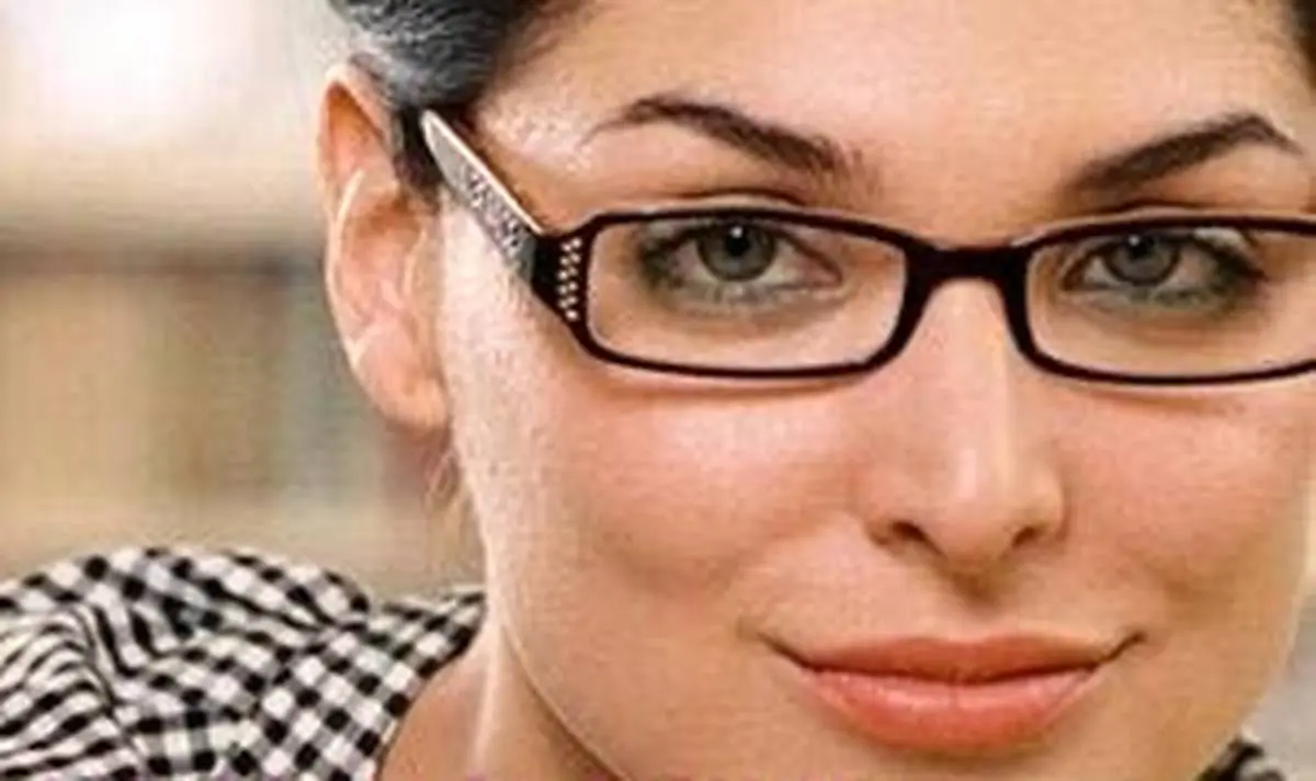 خانم های عینکی چگونه آرایش کنند که جذاب به نظر برسند؟