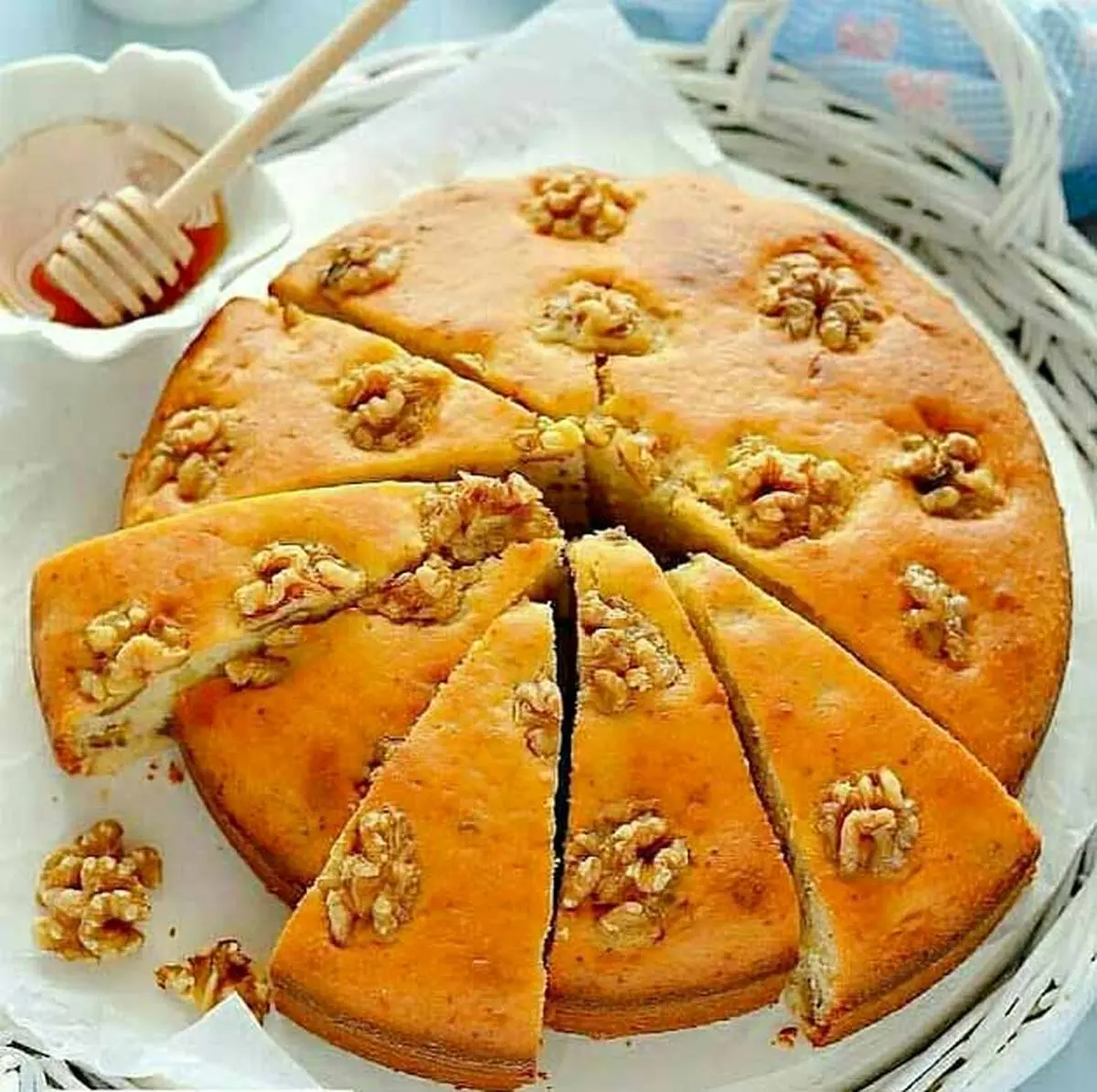 این کیک خوشمزه رو برای روز دختر به فرزندت هدیه بده | طرز تهیه کیک عسلی به روش روسی