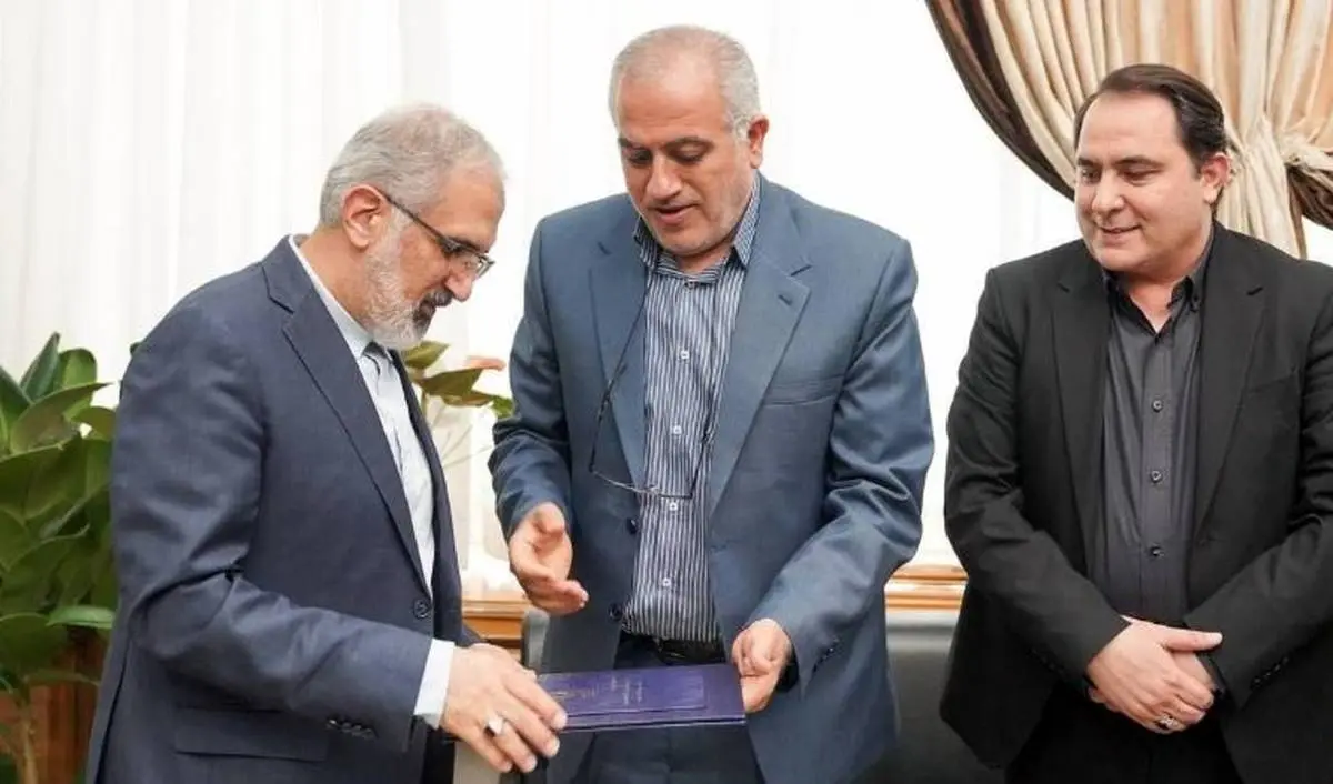 تقدیر رئیس بنیاد مسکن از بانک مسکن به پاس نقش مؤثر در طرح نهضت ملی