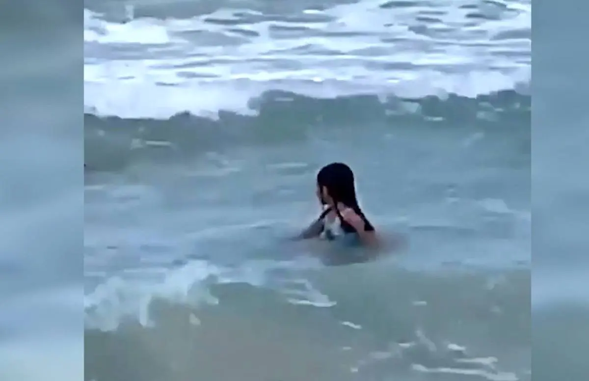 حمله کوسه ماهی به دختر بچه در دریا همه را متعجب کرد + ویدئو