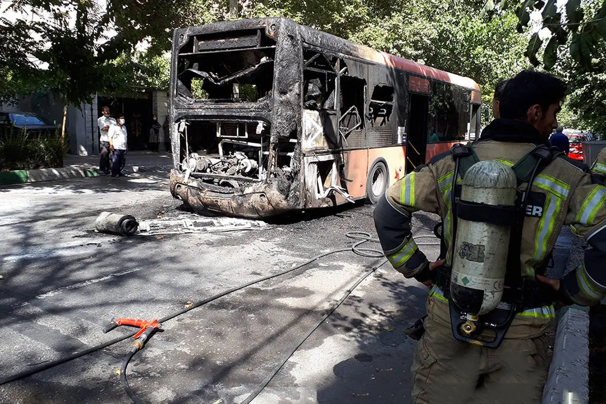 آتش گرفتن اتوبوس خط واحد در میدان رسالت + عکس
