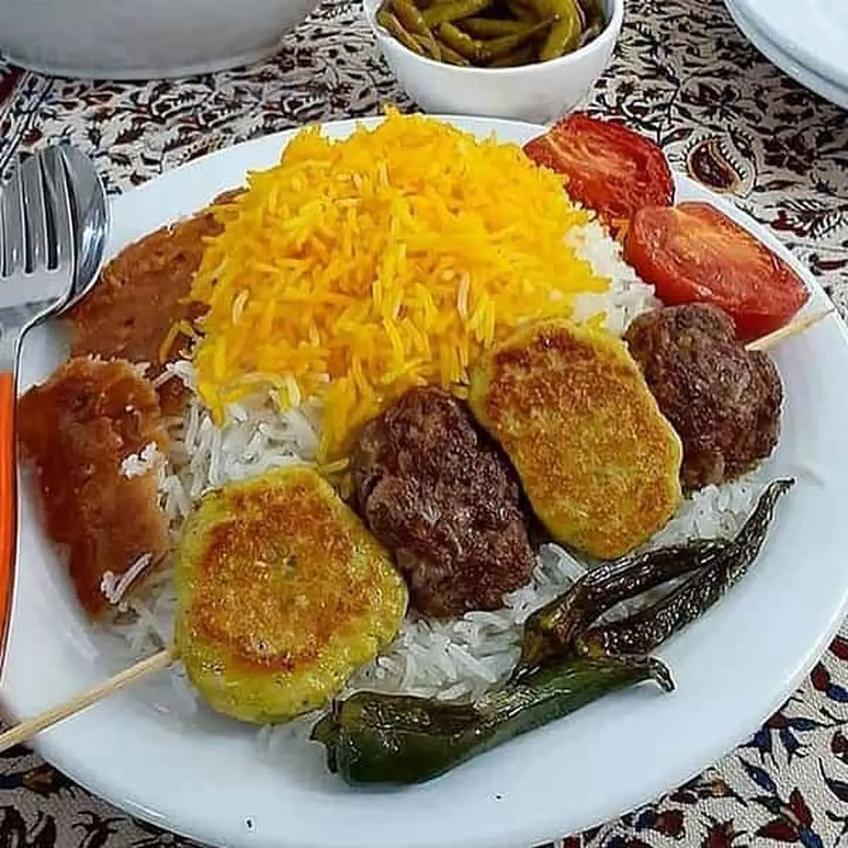فیلم واکنش بلاگر مشهور خارجی به کله‌پاچه و کباب |  ذوق بلاگر خارجی از خوردن غذاهای ایرانی