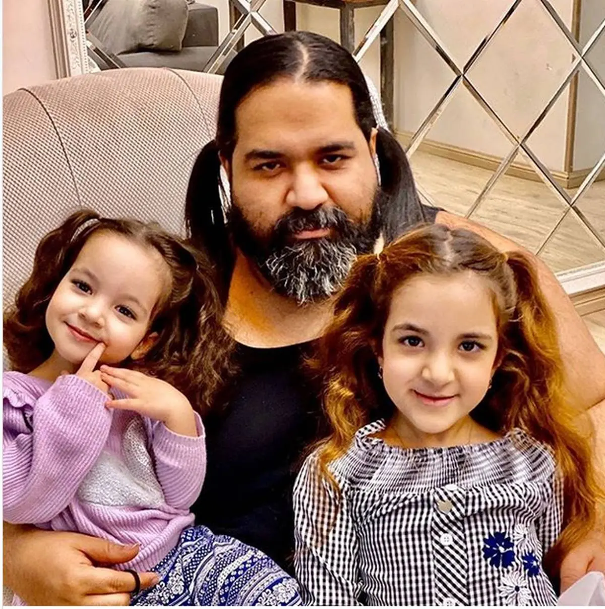 رضا صادقی با موهای خرگوشی در کنار فرزندانش + عکس