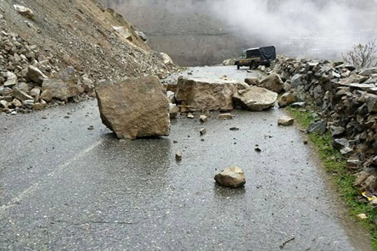 محور هراز به دلیل ریزش کوه مسدود شد | جزییات خبر