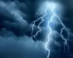 برخورد صاعقه با مردی حین فیلمبرداری از باران + فیلم