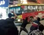 ببینید | حمله به اتوبوس شرکت واحد در اغتشاشات اخیر