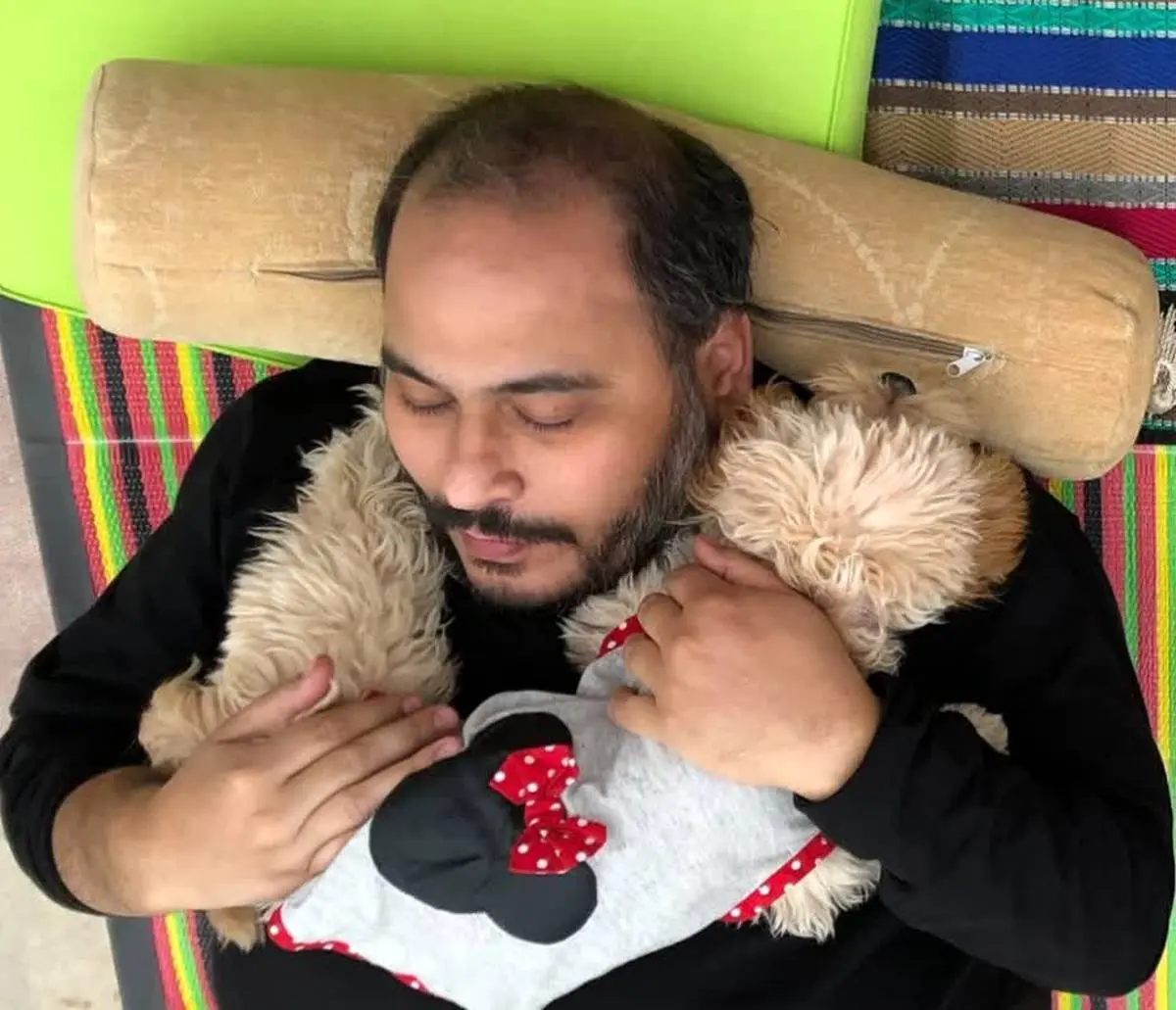 ویدیو | بی تابی و گریه حیوان خانگی مرحوم رضا داوودنژاد  برسر مزارش دل همه را لرزاند 