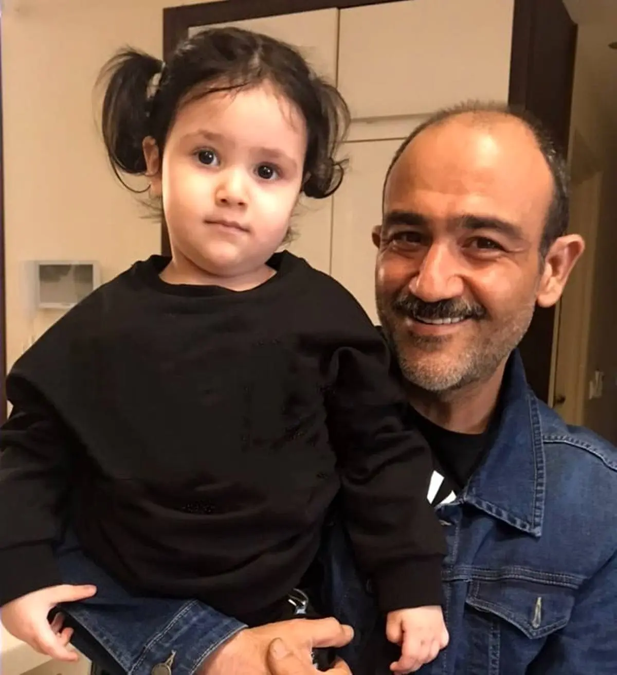 خوشحالی دختر مهران غفوریان از مرخص شدن پدرش | عکس هانا دختر مهران غفوریان