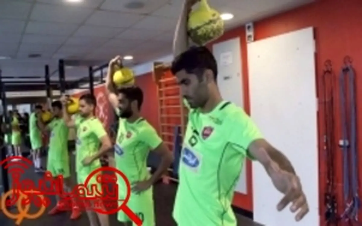 عکس/ حمله بازیکنان پرسپولیس به مارکو به خاطر تمرینات سخت