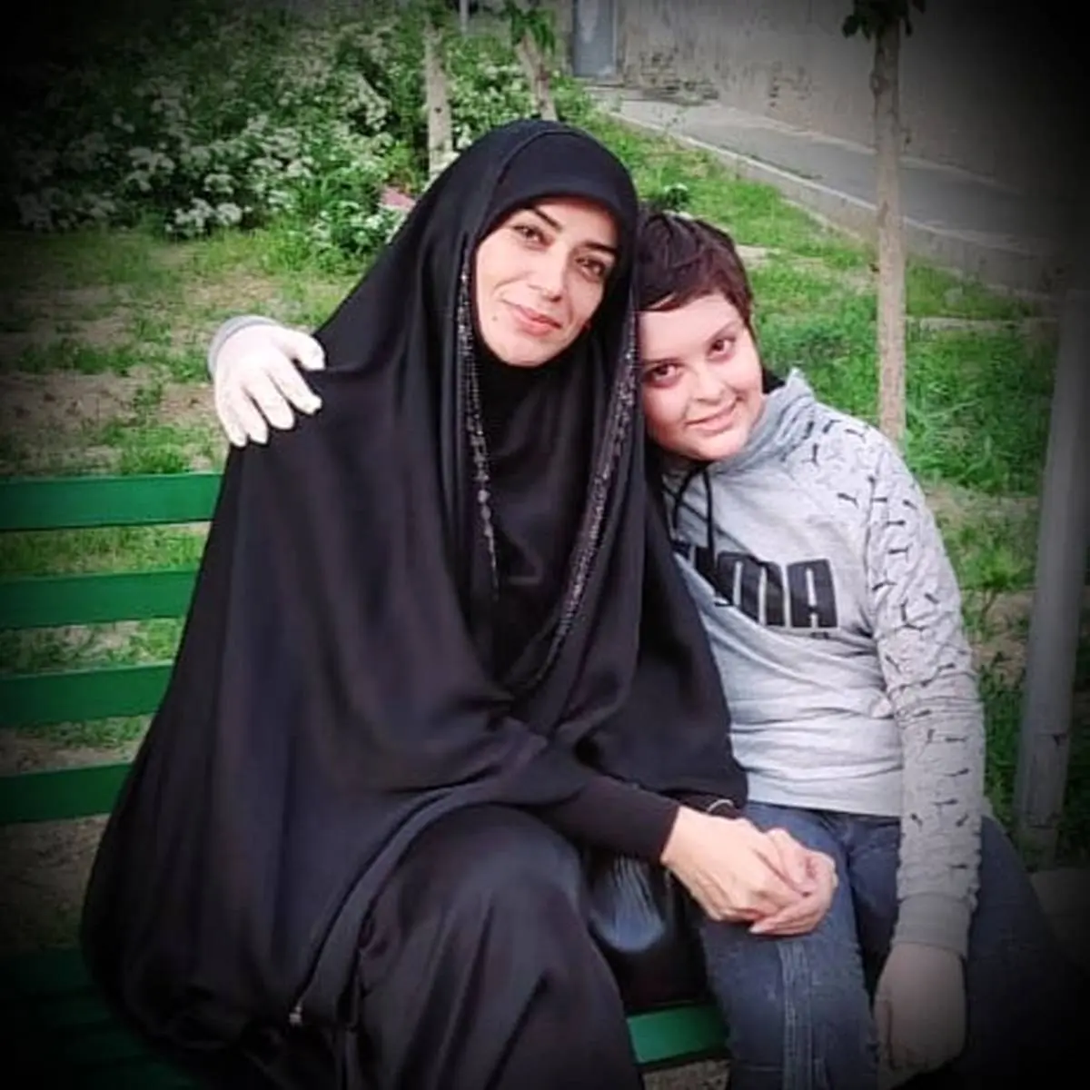 زیارت الهام چرخنده با دو پسرش در شاه عبدالعظیم | حجاب پسندیده الهام چرخنده در ایران